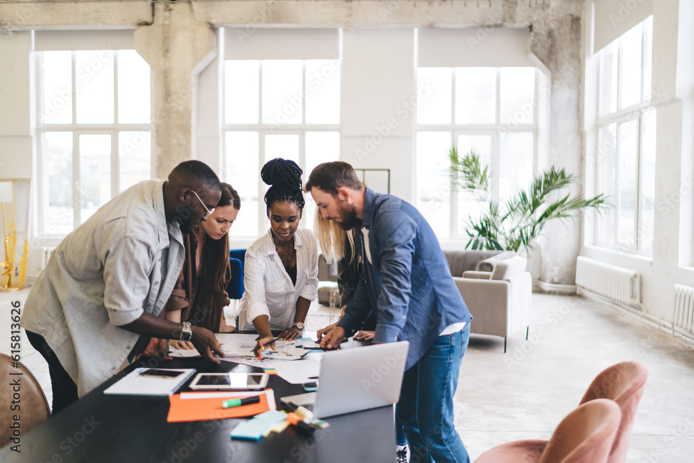 Obraz premium Diverse colleagues working on project in office