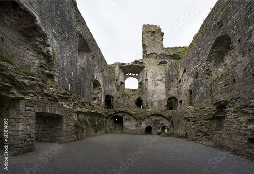 Fototapet Ruins of Carew Castle in Pembrokeshire