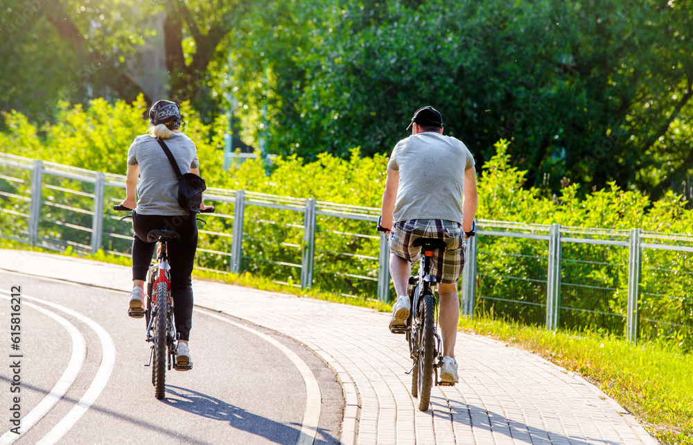 Obraz premium Cyclists ride on the bike path in the city Park 