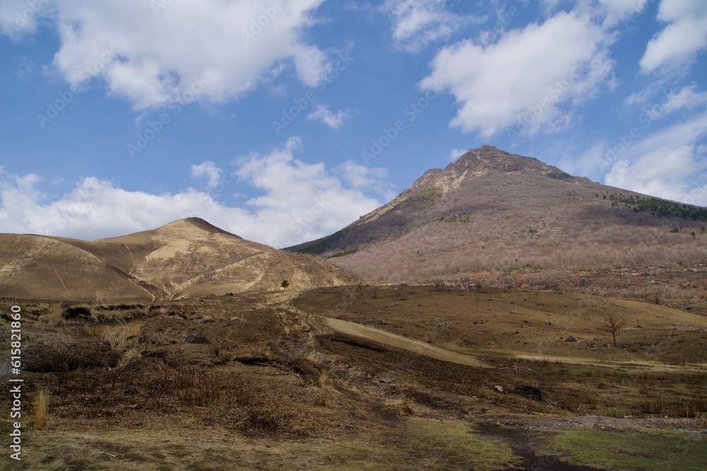Scenery of the Mount Yufu trailhead in March.