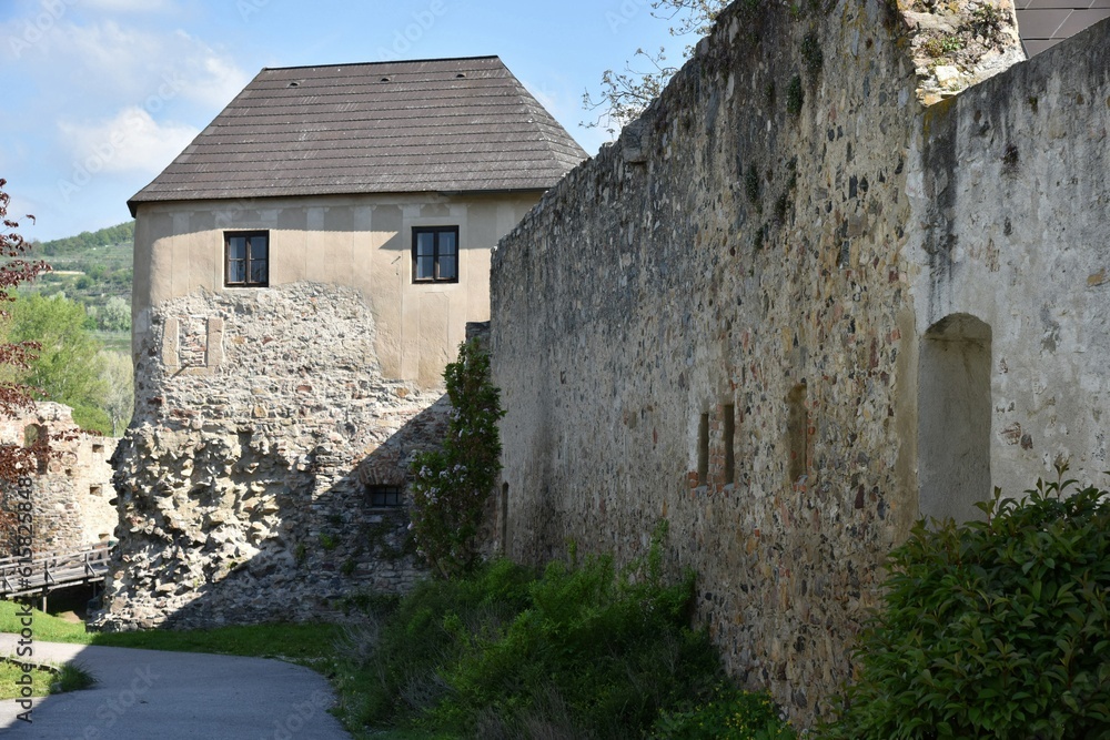 Turm und Mauer des römischen Kastells Favianis in Mautern an der Donau, Österreich, 04.05.2023