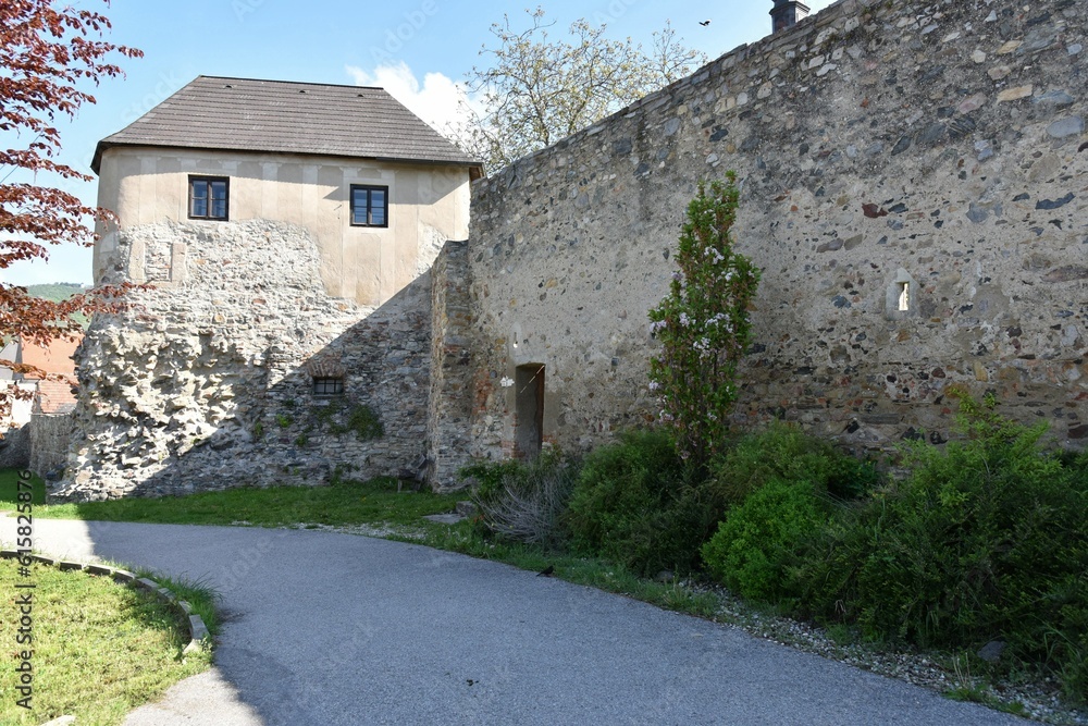 Turm und Mauer des römischen Kastells Favianis in Mautern an der Donau, Österreich, 04.05.2023 Turm und Mauer des römischen Kastells Favianis in Mautern an der Donau, Österreich, 04.05.2023