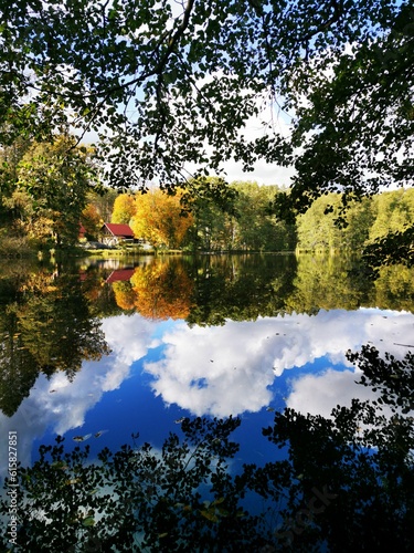 Leśniczówka nad jeziorem