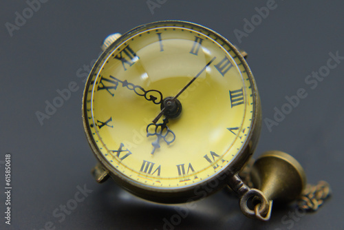 Obraz na płótnie An old pocket watch on a dark gray background w salonie