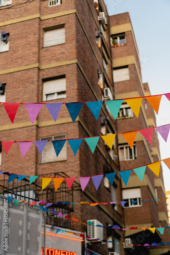 Banderines colgados en el pasaje echeverria, belgrano, buenos aires, argentina, con edificio de ladrillos de fondo