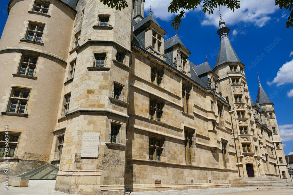 la façade de l’ancien palais des ducs de Nevers la façade de l’ancien palais des ducs de Nevers