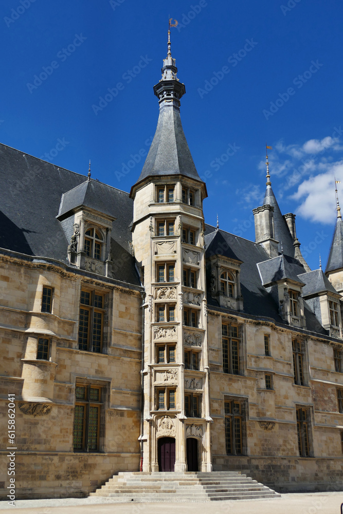 Obraz premium L’escalier d’honneur au centre de la façade de l’ancien palais des ducs de Nevers