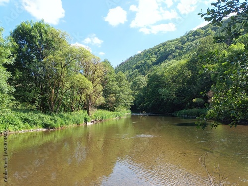 Blick auf den Fluss Sauer in der N  he von Goebelsm  hle im Norden von Luxemburg in den luxemburgischen Ardennen auf dem Wanderweg Escapardenne Lee Trail.