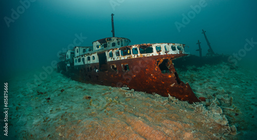 Fototapeta Naklejka Na Ścianę i Meble -  old rusty ship in the depths of the ocean