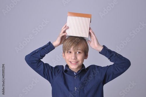 garoto sorridente segurando caixa presente para pai, feliz dia dos pais com amor e carinho  photo