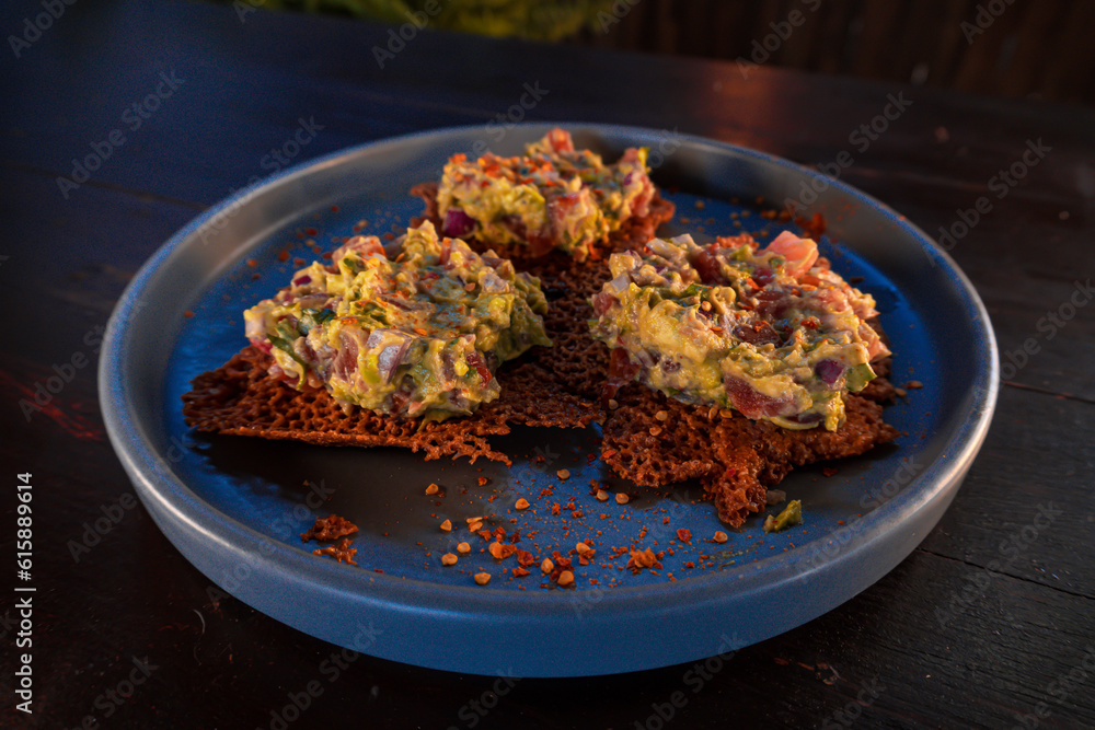 Tostadas de queso con guacamole y mariscos Tostadas de queso con guacamole y mariscos