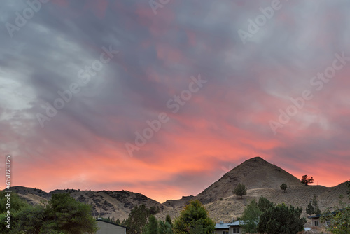 Obraz na plátně Colorful sunset over farmland in high desert Central Oregon