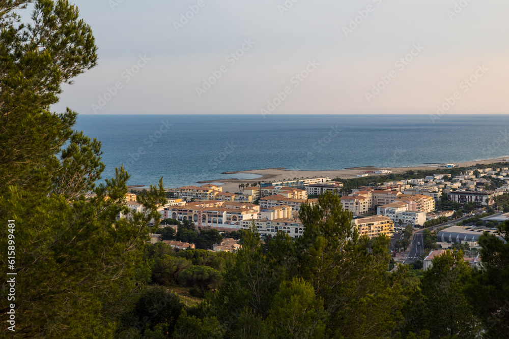 Quartier des Quilles à Sète, au bord de la mer, au coucher du soleil depuis la Forêt des Pierres Blanches