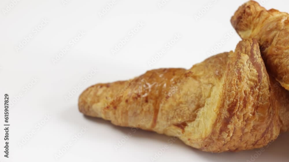 croissant, en gros plan, isolé sur un fond blanc croissant, en gros plan, isolé sur un fond blanc