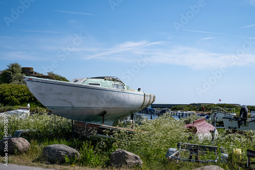 Canvas Print Yacht in the ship-breaking yard