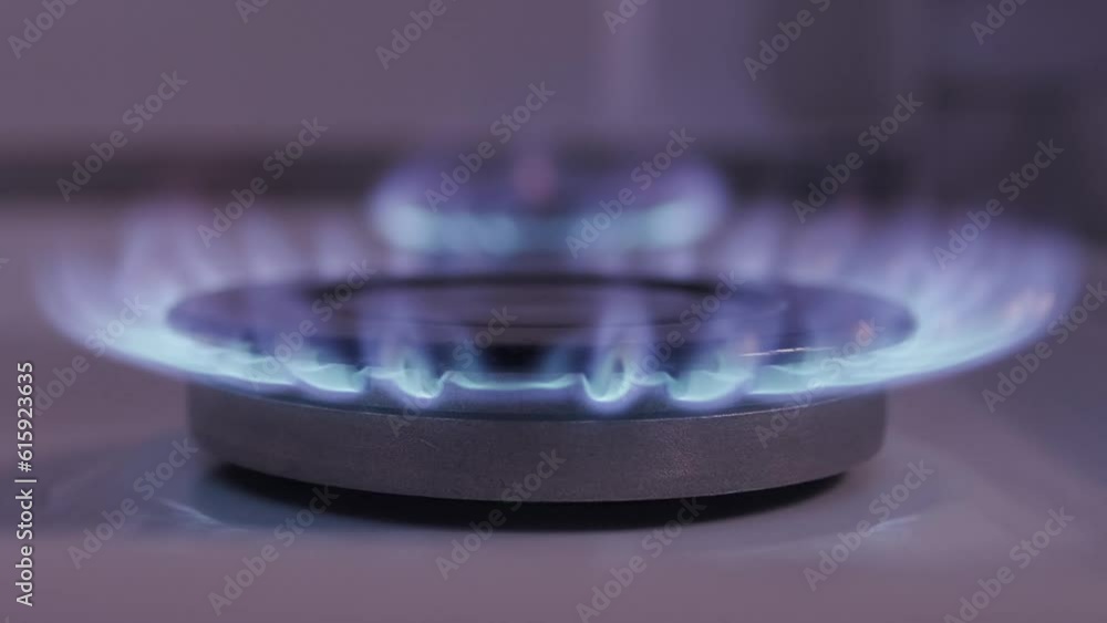 Vidéo Stock gas stove with fire, closeup side view of flame, natural