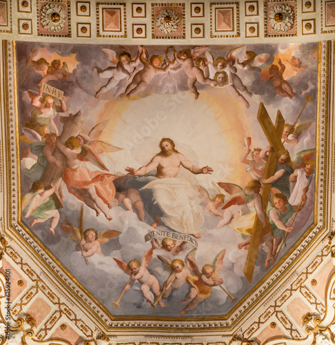 Foto GENOVA, ITALY - MARCH 6, 2023: The ceiling fresco of Jesus as the Judge amng the angels and symbols of Crucifixion in the church Chiesa di Santa Caterina by Giovan Battista Castello (1509 - 1569)
