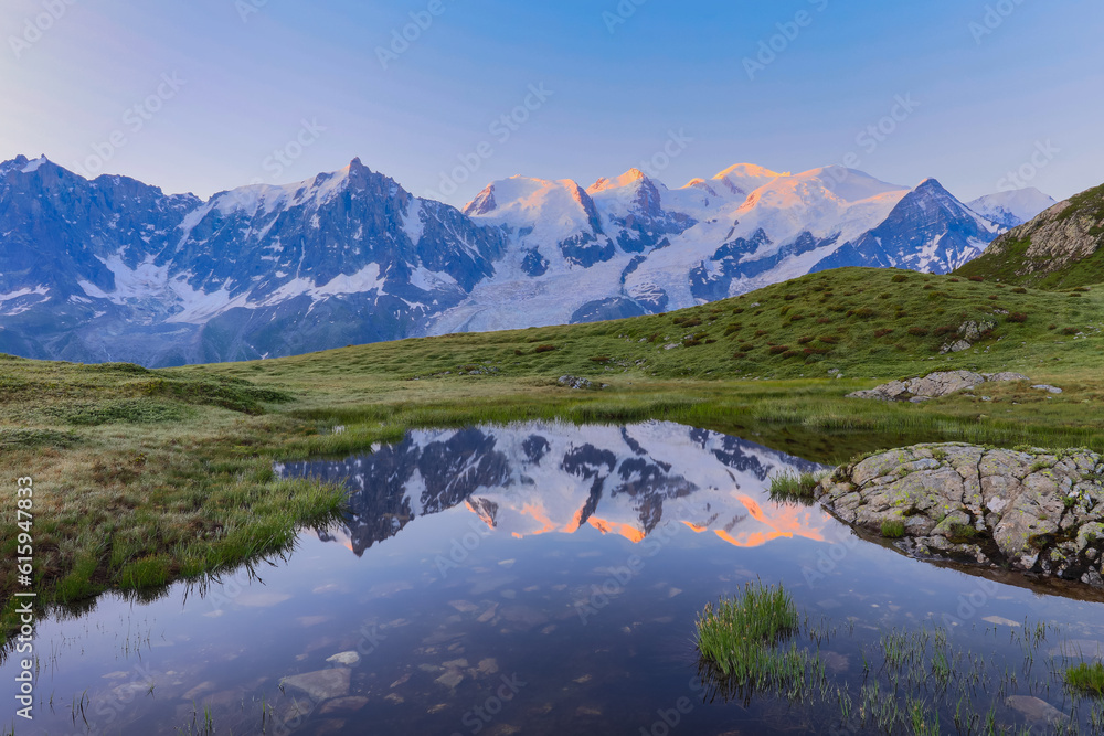 Obraz premium Mont Blanc massif reflected in lake. France