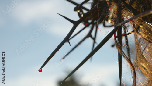 Foto The crown of thorns of jesus with blood in detail and the sun on the strands of