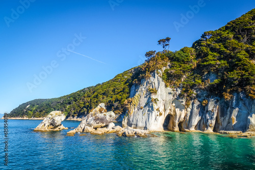 Cuadro en lienzo Abel Tasman National Park. Creek and turquoise sea. New Zealand
