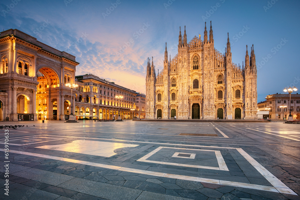 Obraz premium Cityscape image of Milan, Italy with Milan Cathedral during sunrise.