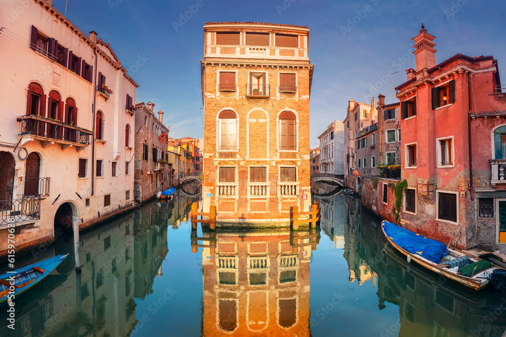Obraz premium Cityscape image of narrow canals in Venice during sunset.