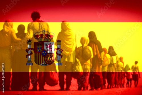 Tableau sur toile Eine Gruppe von Migranten und Flagge von Spanien