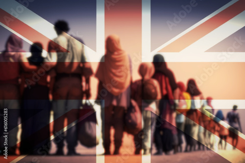 Flagge von Großbritannien und eine Gruppe von Migranten