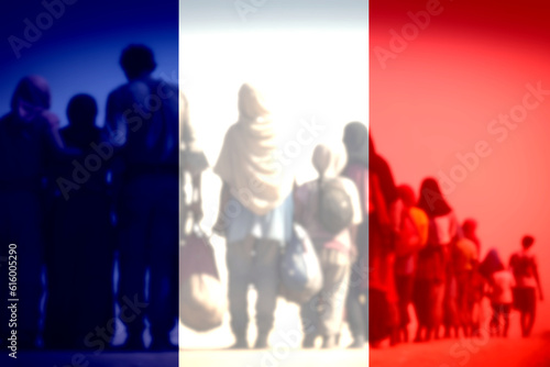 Eine Gruppe von Migranten und Flagge von Frankreich