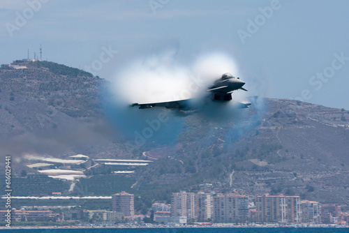 Avión en exhibición aérea photo