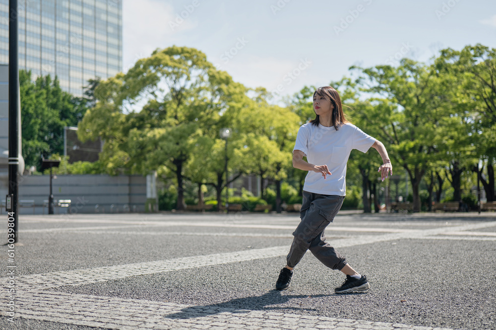 公園でダンスの練習をするダンサー 公園でダンスの練習をするダンサー