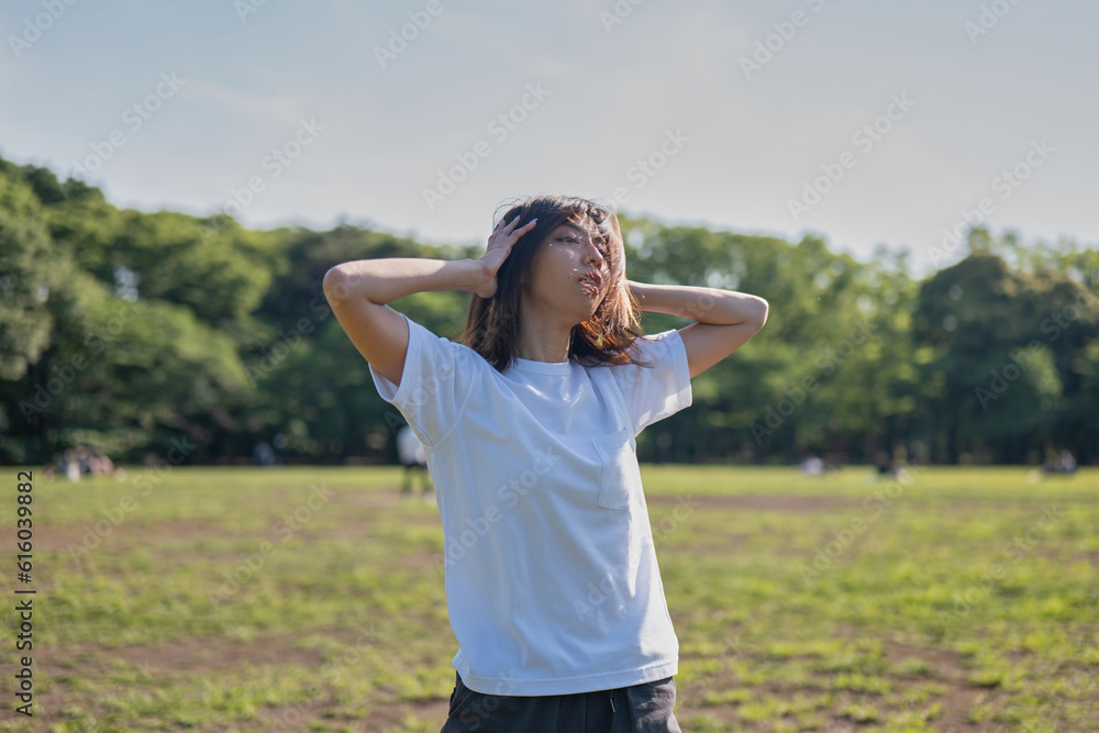 公園で踊る女性