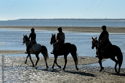 Cavaliers sur une plage du Bassin d'Arcachon photo