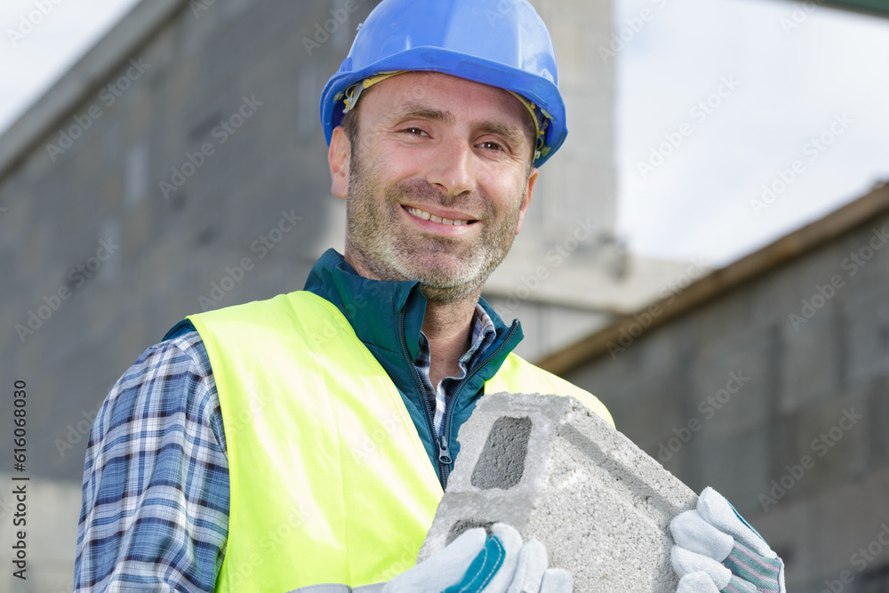 Fotografia happy worker in cement factory