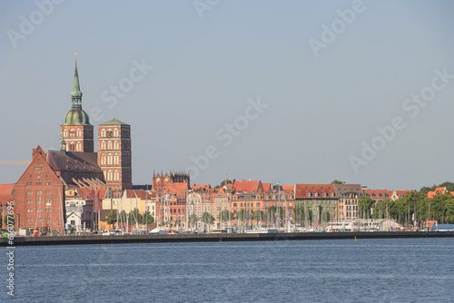 Hansestadt Stralsund; Blick auf den Hafen und St. Nikolai