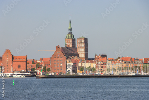 Hansestadt Stralsund; Hafenansicht mit Speichern und Nikolaikirche
