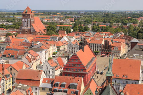 Hanseatisches Kleinod; Blick vom Greifswalder Dom auf Markt mit Rathaus und Marienkirche