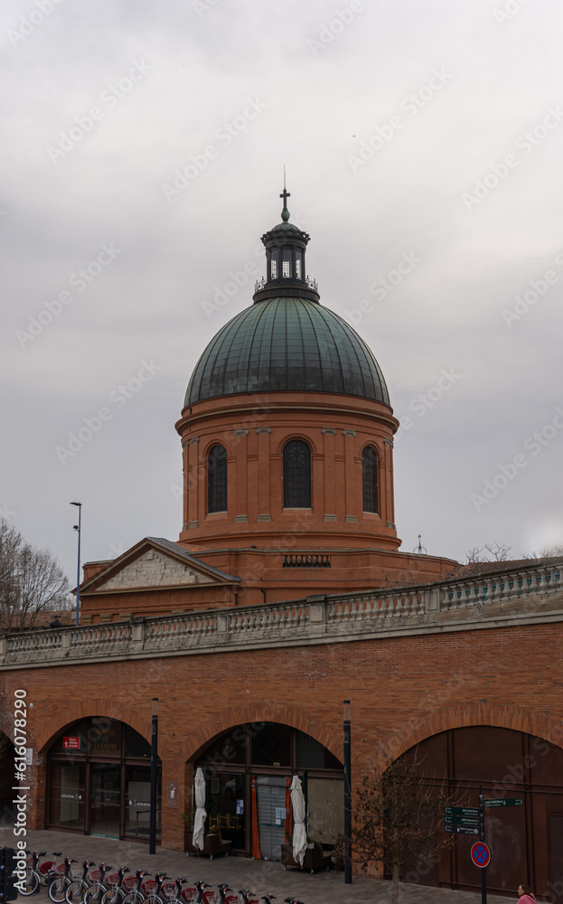 Torre y cúpula de Lagrave en Toulouse. Un día nublado de invierno