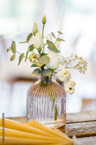 Blumenvase auf Tisch bei Hochzeit
