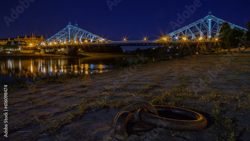 Nachtaufnahme 06/2023 von der Elbbrücke 