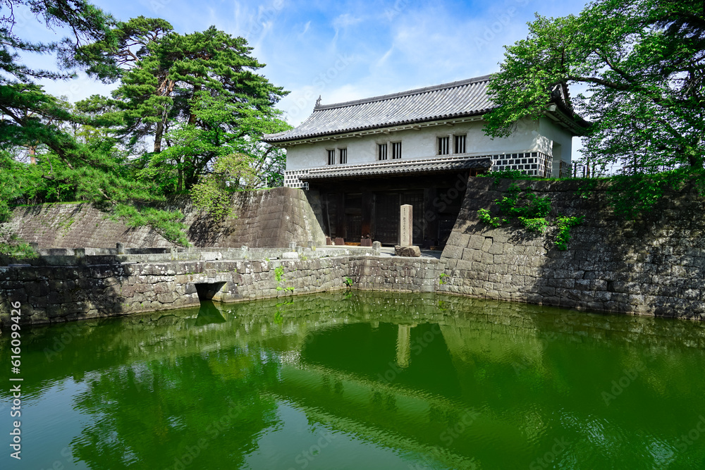 Fototapeta premium 晴れ渡った朝の新発田城(新潟県新発田市)