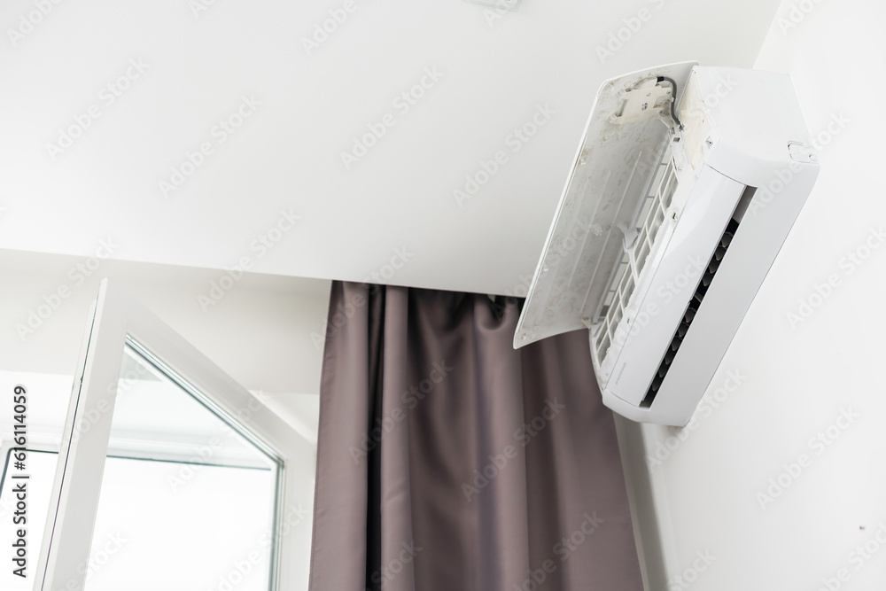 Foto de Air conditioner on top of white wall turned on, cooling down