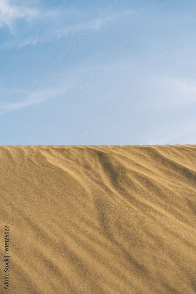 Naklejka premium Desert sand hill with wavy sand texture, blu sky.