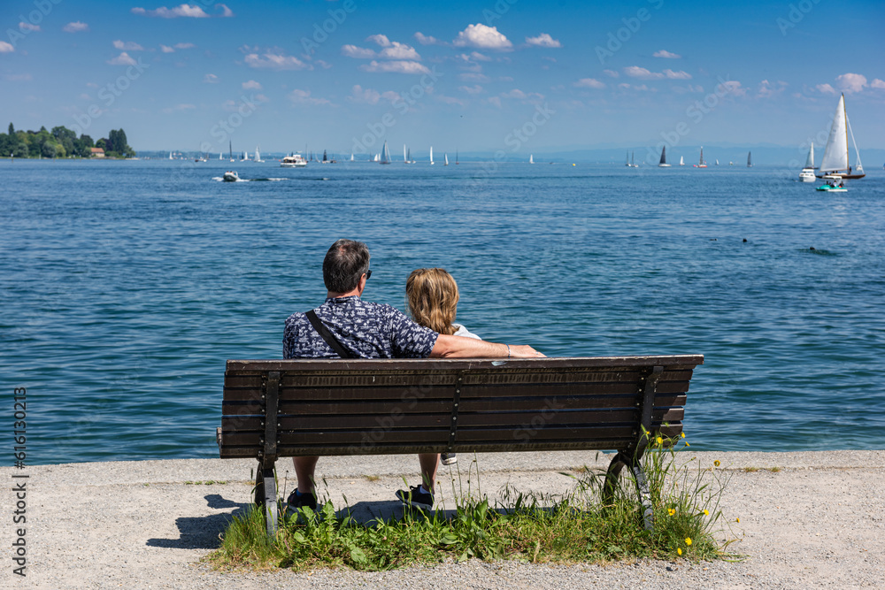 Paar genießt die Aussicht auf den Bodensee; Konstanz; Deutschland Paar genießt die Aussicht auf den Bodensee; Konstanz; Deutschland