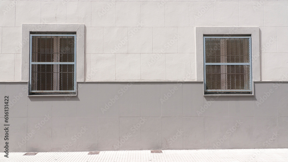 Dos ventanas en fachada gris y blanca Dos ventanas en fachada gris y blanca