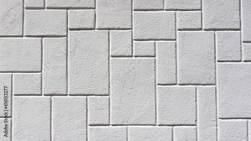 Motivos gráficos cuadrados en pared de estuco