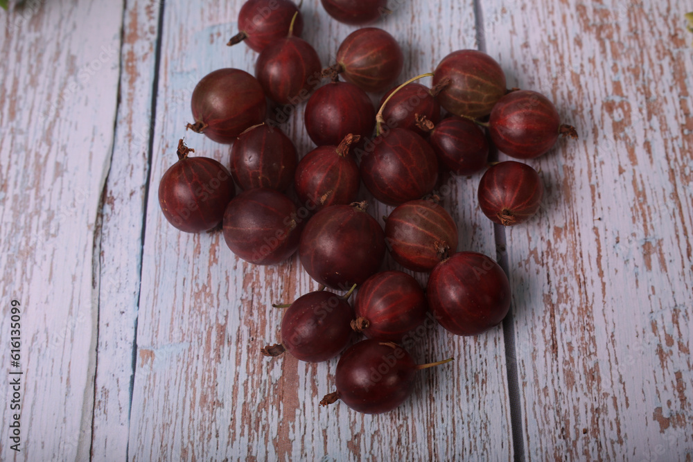 Obraz premium red currants on a wooden background