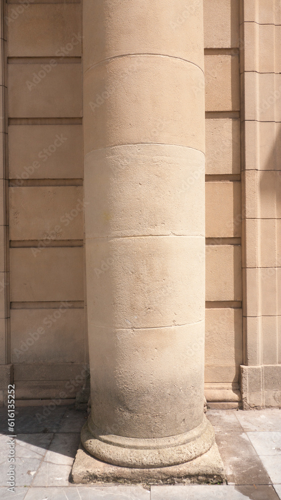 Columna y casetones en fachada monumental de piedra arenisca