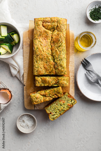 Foto cake salé à la courgette saumon fumé et aneth fait maison
