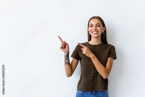 Foto Young woman pointed side with a smile isolated on white background